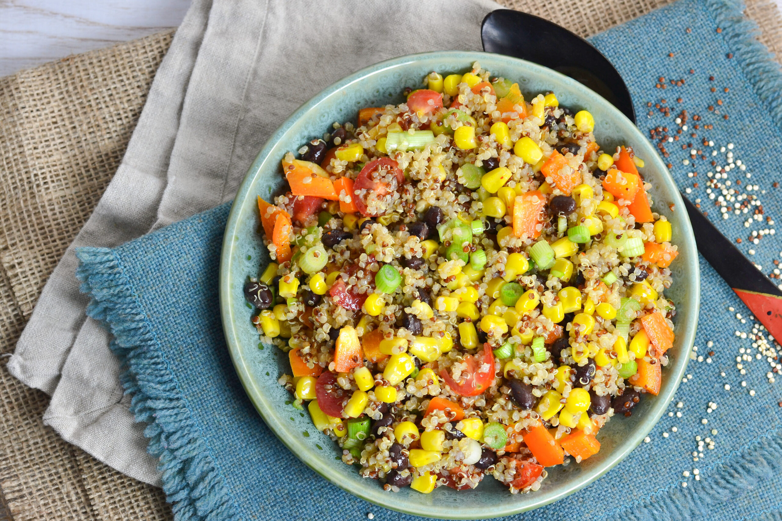 Top-Down-Tex-Mex-Quinoa-Salad Bol Tex‑Mex au Quinoa – Image 1