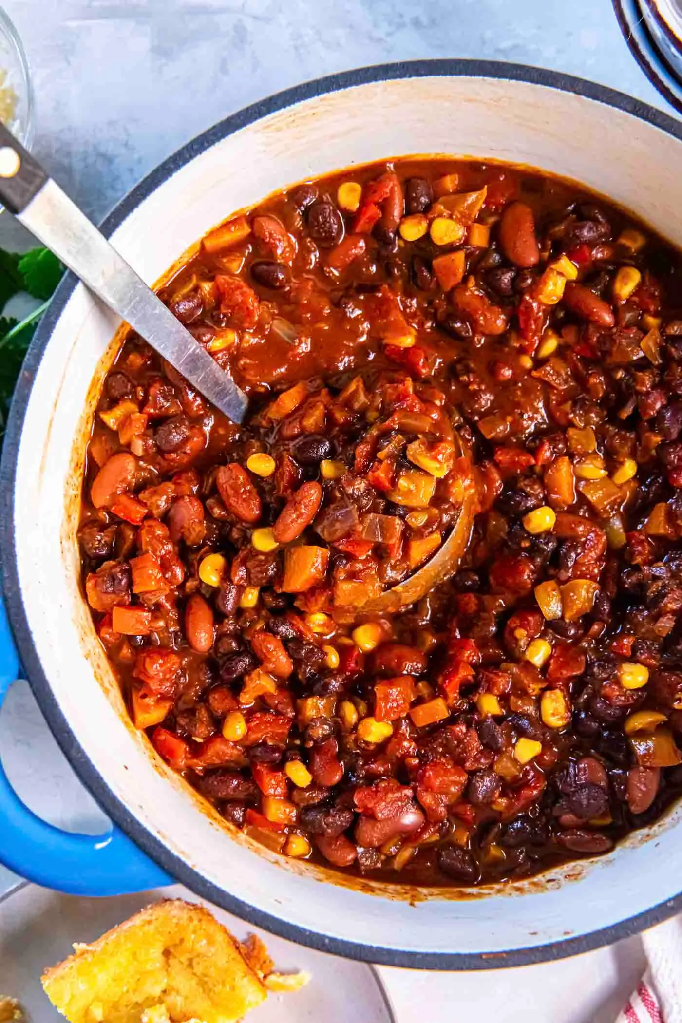 vegetarian-chili-22-2 Chili aux Quatre Haricots avec Cheddar et Riz – Image 1