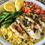 Poisson blanc croustillant au four, riz sauvage mélangé et haricots verts