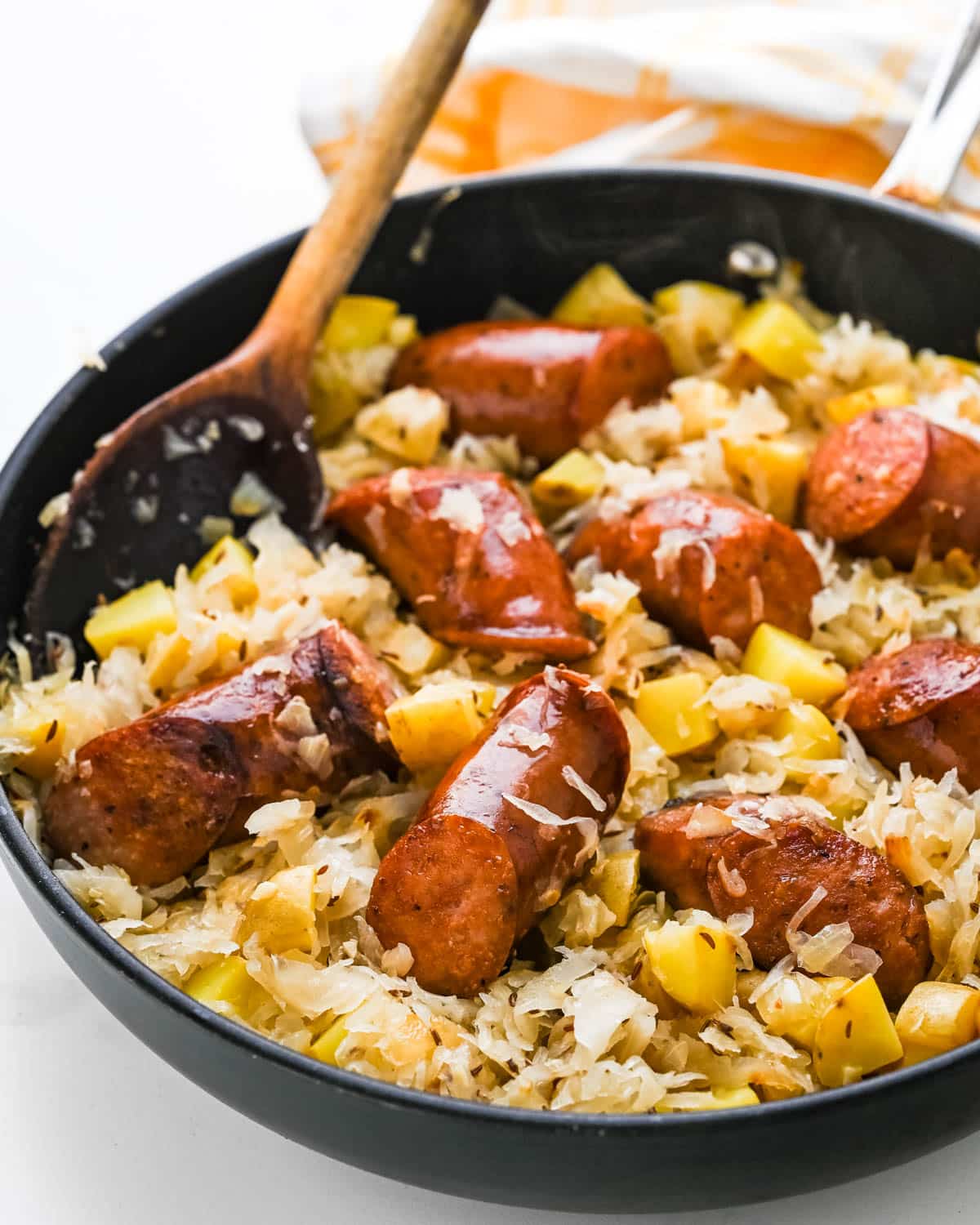 kielbasa-and-sauerkraut-17 Kolbassa fumée, choucroute et pommes de terre – Image 1