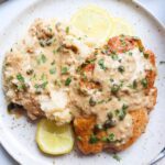Poulet piccata avec purée de pommes de terre et broccolini